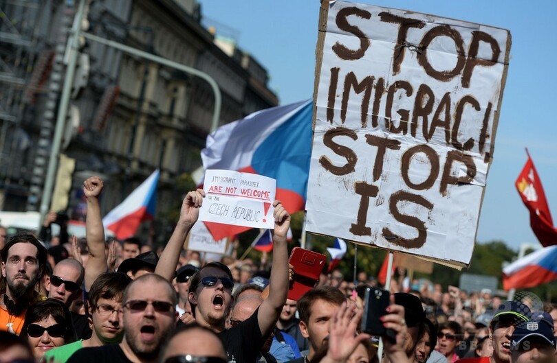 国際ニュース：AFPBB News難民受け入れで揺れる欧州、賛成派と反対派が各地でデモ