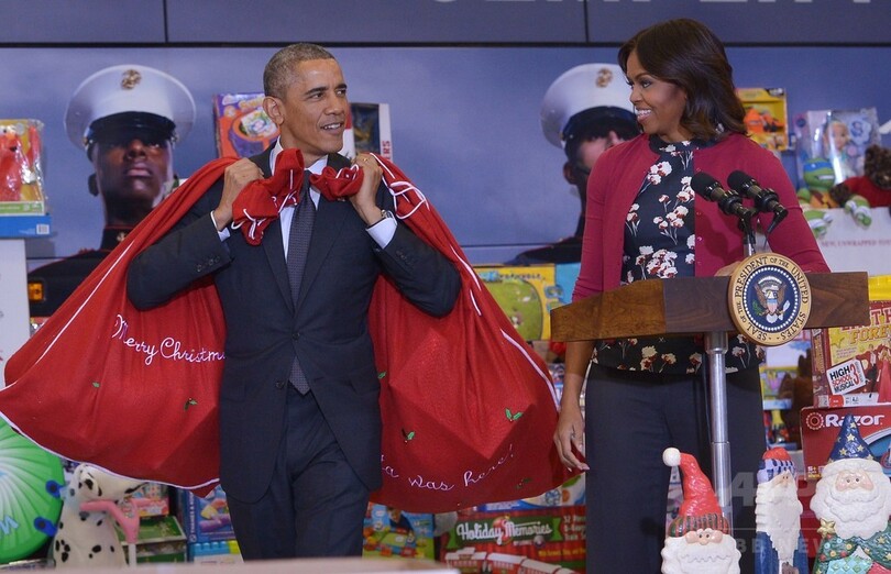 オバマサンタがやってきた！米軍基地におもちゃをデリバリー