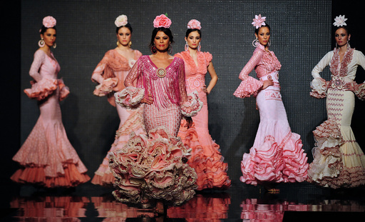 スペインでフラメンコ・ファッションの展示会、華麗な衣装を披露 写真 