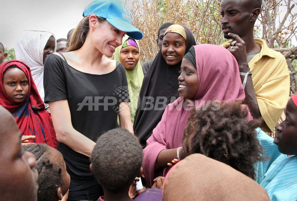 アンジェリーナ ジョリーさん ソマリア難民キャンプ訪問 写真2枚 国際ニュース Afpbb News