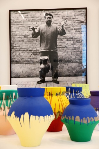 艾未未氏、1億円の壺破壊も「気にしない」 米美術館で展示中 写真9枚