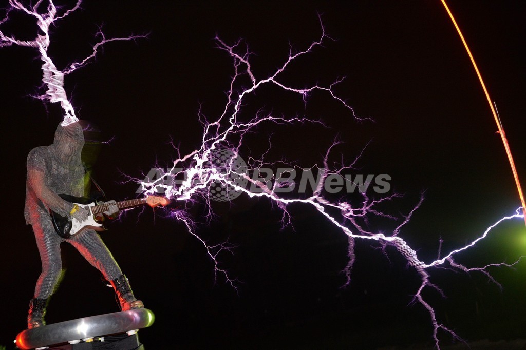 中国の 稲妻バンド 電光飛び散る迫力のパフォーマンス 写真14枚 国際ニュース Afpbb News