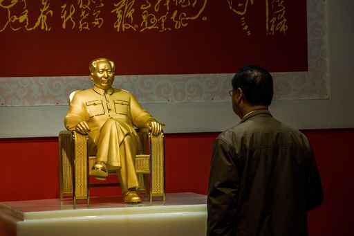 金とヒスイでできた毛沢東像を公開、17億円相当 中国 写真3枚