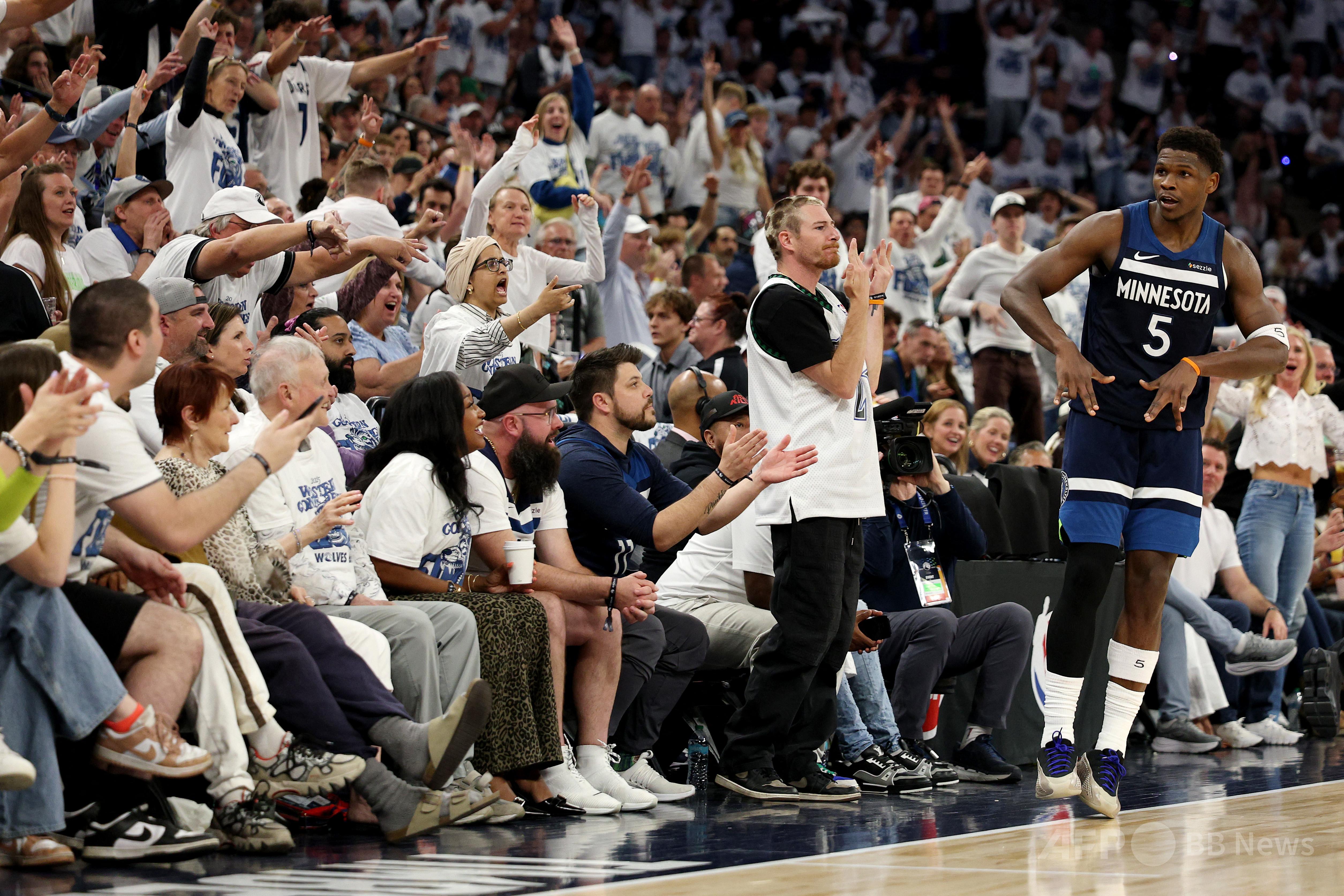 ティンバーウルブズ圧勝で1勝返す NBA西決勝 写真3枚 国際ニュース