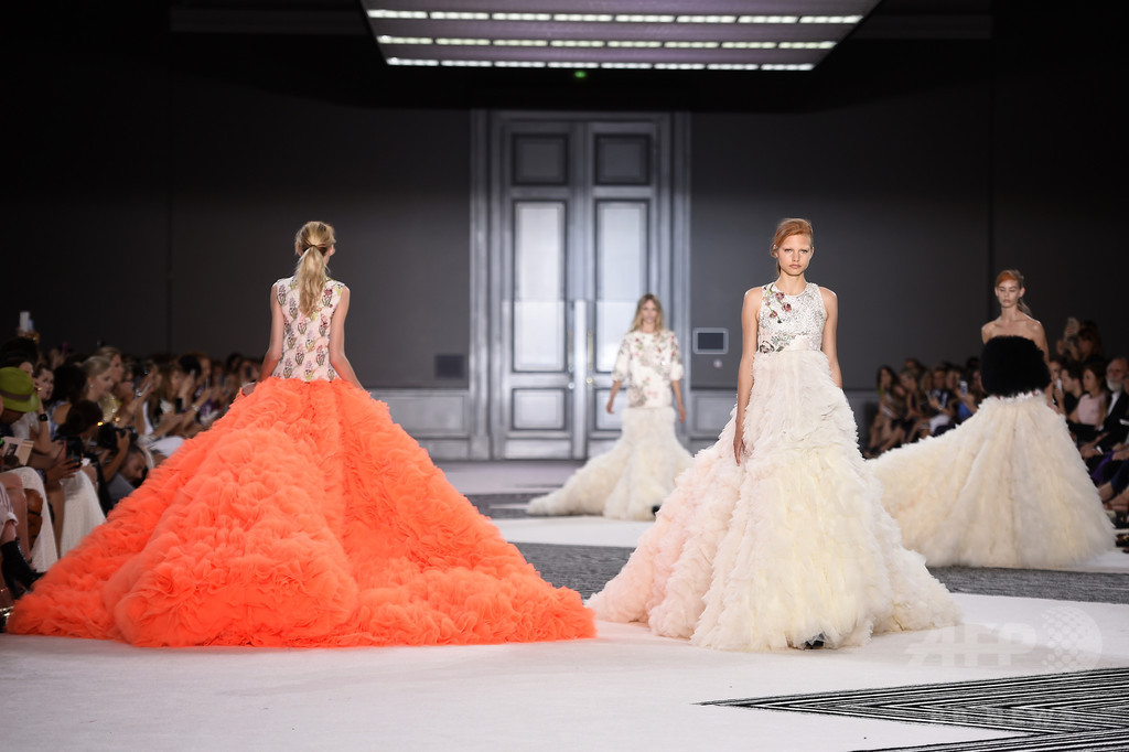 夢を運ぶロマンティックなドレス、「ジャンヴァティスタ・ヴァリ」15/16年秋冬オートクチュール