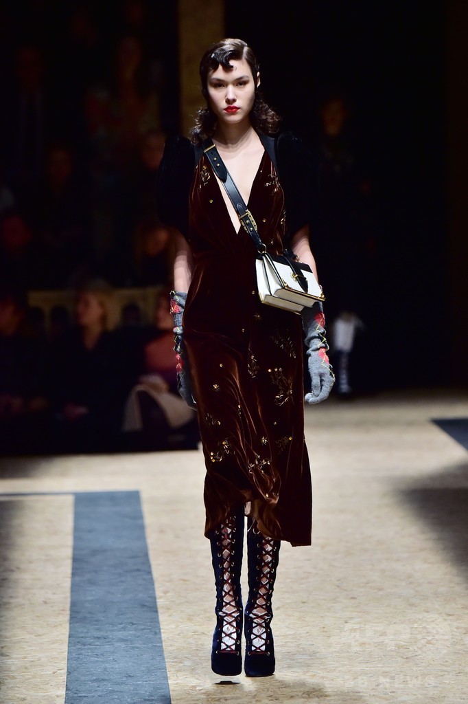 「プラダ」16/17年秋冬コレクション