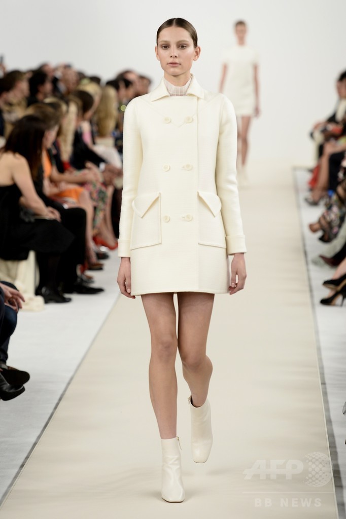 「ヴァレンティノ」、白一色のオートクチュール発表