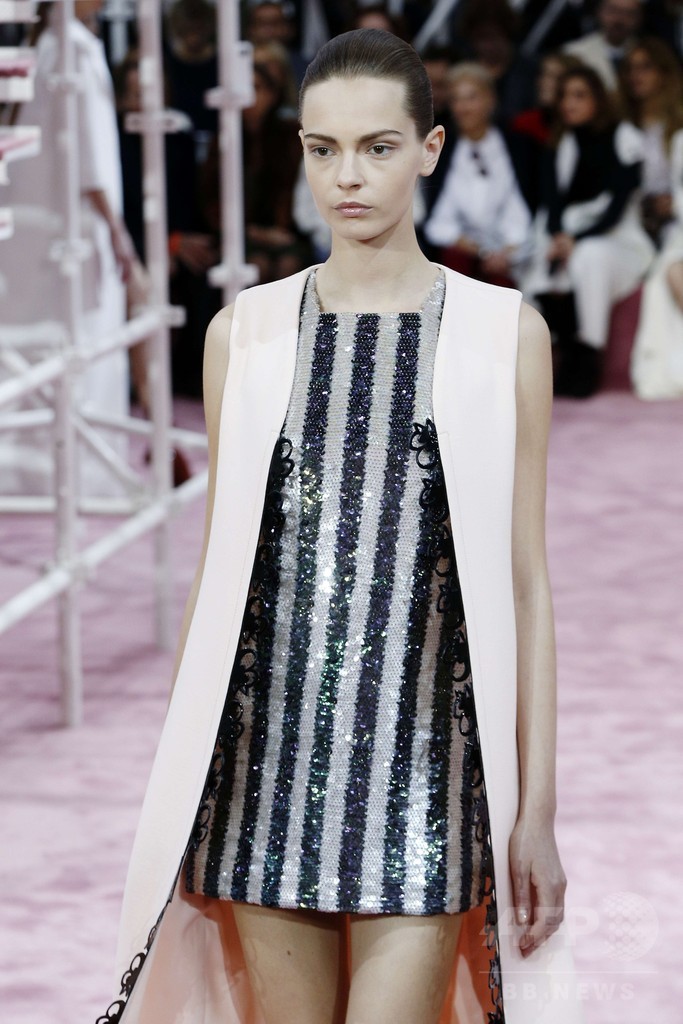 50～70年代の要素を取り入れた新たな女性像を提案、「ディオール」15年春夏オートクチュール