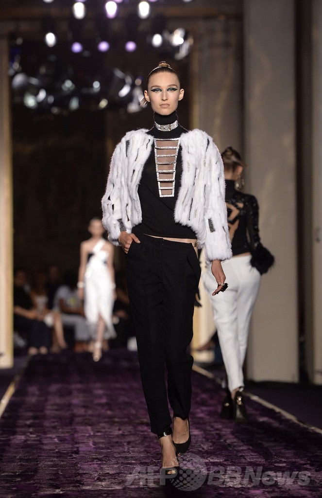 深いスリットとシアーな素材で官能的なスタイルを提案、「アトリエ ヴェルサーチ」14/15年秋冬オートクチュール