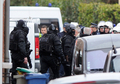フランス南西部トゥールーズ（Toulouse）で、モハメド・メラ（Mohamed Merah）容疑者が立てこもっているアパート周辺で突入の準備をする警察の特殊部隊（2012年3月22日撮影）。(c)AFP/PHILIPPE DESMAZES