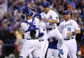 14MLBプレーオフ、ア・リーグ地区シリーズ（5回戦制）、カンザスシティ・ロイヤルズ（Kansas City Royals）対ロサンゼルス・エンゼルス・オブ・アナハイム（Los Angeles Angels of Anaheim）第3戦。チームメートと勝利を喜ぶカンザスシティ・ロイヤルズの青木宣親（Norichika Aoki、2014年10月5日撮影）。(c)AFP/Getty Images/Ed Zurga