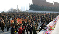 北朝鮮の平壌（Pyongyang）で、故金日成（Kim Il-Sung）国家主席や故金正日（Kim Jong-Il）総書記の遺体が安置される錦繍山太陽宮殿（Kumsusan Palace of the Sun）に献花する人々を写したとされる写真（2013年12月16日撮影、公開）。(c)AFP/KCNA via KNS