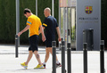 FCバルセロナ（FC Barcelona）の練習場シウタ・エスポルティバ・ジョアン・ガンペール（Ciutat Esportiva Joan Gamper）にあるメディカルセンターで、スタッフと一緒に歩くリオネル・メッシ（Lionel Messi、2013年4月4日撮影）。(c)AFP/QUIQUE GARCIA
