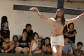 2008年3月20日、フィリピンのMandaluyongで、イースター（Easter、復活祭）の行事の一環で、キリスト受難を再現するカトリック教徒。(c)AFP/LUIS LIWANAG