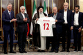 サッカーW杯カタール大会の開幕を控え、イランのエブラヒム・ライシ大統領（中央左）と面会する同国代表のカルロス・ケイロス監督（中央右）ら（2022年11月14日撮影）。(c)AFP PHOTO / HO / IRANIAN PRESIDENCY