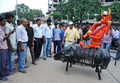 インド・ハイデラバード（Hyderabad）の路上を歩く、ネズミにまたがったヒンズー教の神ガネーシャ（Ganesh）のロボット（2012年9月18日撮影）。(c)AFP/Noah SEELAM