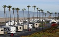 米カリフォルニア州ロサンゼルスにある、新型コロナウイルスの感染者を隔離するキャンピングカー用の駐車場（2020年3月31日撮影）。(c)Robyn Beck / AFP