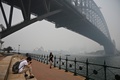 煙霧に包まれたオーストラリア・シドニーのハーバーブリッジ（2019年12月10日撮影）。(c)PETER PARKS / AFP 