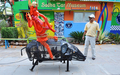 インド・ハイデラバード（Hyderabad）の路上を歩く、ネズミにまたがったヒンズー教の神ガネーシャ（Ganesh）のロボットと、制作者でデザイナーのスダカール・ヤダブ（Sudhakar Yadav）氏（2012年9月18日撮影）。(c)AFP/Noah SEELAM