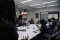 米ニューヨークにあるティファニーの工房で行われているデザイナーらの会議の様子（2022年10月11日撮影）。(c)Ed JONES / AFP
