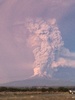 チリ南部プエルトバラスから撮影した、噴煙を上げるカルブコ火山（2015年4月22日撮影）。AFP/GIORDANA SCHMIDT