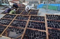 千葉県南房総市にある外房捕鯨で、鯨肉を干す従業員（2019年1月17日撮影）。(c) Kazuhiro NOGI / AFP