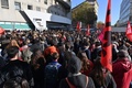 大学生の焼身自殺未遂を受け、仏リヨンの庁舎前で行われた学生らの抗議デモ（2019年11月12日撮影）。(c) PHILIPPE DESMAZES / AFP