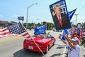 米フロリダ州ウエストパームビーチの空港に向かうドナルド・トランプ氏の車列を沿道で見送る支持者（2023年4月3日撮影）。(c)Giorgio Viera / AFP