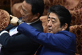 衆院予算委員会に出席した安倍晋三首相（右、2017年2月24日撮影）。(c)AFP/Kazuhiro NOGI