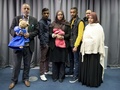 英ロンドンで、イスラム過激派組織「イスラム国」に加わるためシリアに渡航したとみられるシャミーマ・ベガムさんとアミラ・アバセさんの家族（2015年2月22日撮影）。(c)AFP/LAURA LEAN