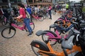 コロンビアの首都ボゴタで新しく始まったシェア自転車システムの自転車を利用する人たち（2022年9月30日撮影）。(c)Raul ARBOLEDA / AFP