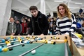 フランス南部のエクスマルセイユ大学で、男女混合テーブルサッカーを楽しむ学生たち（2019年11月14日撮影）。(c)GERARD JULIEN / AFP