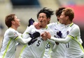 サッカーAFCチャンピオンズリーグ、グループF第2節、FCソウル対サンフレッチェ広島。ゴールを決めてチームメートに祝福されるサンフレッチェ広島の千葉和彦（2016年3月1日撮影）。(c)AFP/JUNG YEON-JE