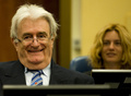 オランダ・ハーグ（Hague）の旧ユーゴスラビア国際戦犯法廷（International Criminal Tribunal for the former Yugoslavia、ICTY）で開かれた公判に出廷したラドバン・カラジッチ（Radovan Karadzic）被告（2012年10月16日撮影）。(c)AFP/Robin van Lonkhuijsen