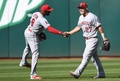 18MLB、オークランド・アスレチックス対ロサンゼルス・エンゼルス。勝利を喜ぶロサンゼルス・エンゼルスのジャスティン・アップトン（左）とマイク・トラウト（2018年4月1日撮影）。(c)Thearon W. Henderson/Getty Images/AFP