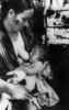 原子爆弾が投下された長崎市で、子どもに母乳を飲ませる母親（1945年8月10日撮影）。(c)AFP/STF