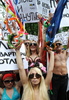 キエフ（Kiev）で投資詐欺の被害者とともに抗議行動を行う女性活動団体「FEMEN」のメンバーら（2011年5月18日撮影）。(c)AFP/GENYA SAVILOV