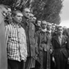 ドイツ南部のダッハウ強制収容所で、祈りをささげるフランス人の囚人ら（1945年4月29日撮影）。(c)ERIC SCHWAB / AFP