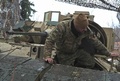 ウクライナ東部アウディーイウカ近郊で、戦闘に備えるウクライナ兵（2024年2月11日）。(c)Genya SAVILOV / AFP