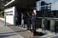スイス・ジュネーブにある国連本部の入り口を警備する治安部隊（2015年12月10日撮影）。(c)AFP/Richard Juilliart