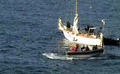 ソマリア沖のアデン湾（Gulf of Aden）でフランスのヨット「Tanit」号が海賊に乗っ取られた事件で、仏海軍の特殊部隊が行った人質救出作戦の様子。

仏海軍の特殊部隊は10日、人質救出作戦を決行。人質5人のうち3歳の子どもを含む4人を救出したが、ヨットの所有者の男性1人が死亡した。海賊は2人が射殺され、3人が拘束された。（2009年4月10日仏軍提供）(c)AFP/ECPAD