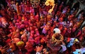 インド・バルサナ（Barsana）にあるラーダー・ラニ寺院（Radha Rani Temple）で21日、春を迎える祭り「Lathmar Holi」が催され、人々がカラフルな粉や水を掛け合った。ヒンズー教の春の祭典「ホーリー（Holi）」は今年は3月27日に行われるが、バーサーナには一足早く、地元版の「Lathmar Holi」で春を祝う習わしがある（2013年3月21日撮影）。(c)AFP/Sanjay Kanojia