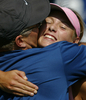 AIGジャパン・オープン2003女子シングルス決勝。アニコ・カプロス（%%Aniko Kapros%%）を下してツアー初優勝を果たし、父親のユーリ・シャラポフ（%%Yuri Sharapov%%）氏と抱き合うマリア・シャラポワ（右）（2003年10月5日撮影）(c)AFP/Toru YAMANAKA