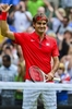 ロンドン五輪は28日、ウィンブルドン （Wimbledon）でテニスの男子シングルス1回戦が行われ、大会第1シードのロジャー・フェデラー（Roger Federer、スイス）は6-3、5-7、6-3でコロンビアのアレハンドロ・ファリャ（Alejandro Falla）に辛勝し、2回戦に進出した。

試合に勝利し観衆の声援に応えるロジャー・フェデラー（2012年7月28日撮影）。(c)AFP/Luis Acosta