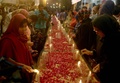 パキスタン・カラチ（Karachi）で、同国北西部ペシャワル（Peshawar）で発生した学校襲撃事件の犠牲者を悼み、ろうそくに火をともす野党・統一民族運動（Muttahida Qaumi Movement、MQM）の女性活動家ら（2014年12月16日撮影）。(c)AFP/Rizwan TABASSUM