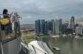 シンガポールの高級リゾートホテルのマリーナ・ベイ・サンズ（Marina Bay Sands）の屋上にある展望台から景色を眺める人々（2014年5月20日撮影）。(c)AFP/ROSLAN RAHMAN