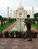 2007年8月29日、インド・ウッタルプラデシュ（Uttar Pradesh）州のアグラ（Agra）にあるタージマハル（Taj Mahal）で警戒にあたる兵士。(c)AFP