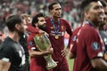 UEFAスーパーカップ、リバプール対チェルシー。優勝を喜ぶリバプールのモハメド・サラー（中央左）とビルヒル・ファン・ダイク（中央右、2019年8月14日撮影）。(c)OZAN KOSE / AFP