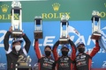 第89回ルマン24時間耐久レース。優勝を喜ぶ（左2人目から）トヨタ・ガズーレーシング7号車のマイク・コンウェイ、小林可夢偉、ホセ・マリア・ロペス（2021年8月22日撮影）。(c)Jean-Francois MONIER/ AFP