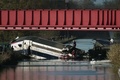 仏エクベルスハイムの高速鉄道TGV脱線現場で、運河に転落した車両の引き揚げ作業に臨む救急隊員ら（2015年11月15日撮影）。(c)AFP/FREDERICK FLORIN